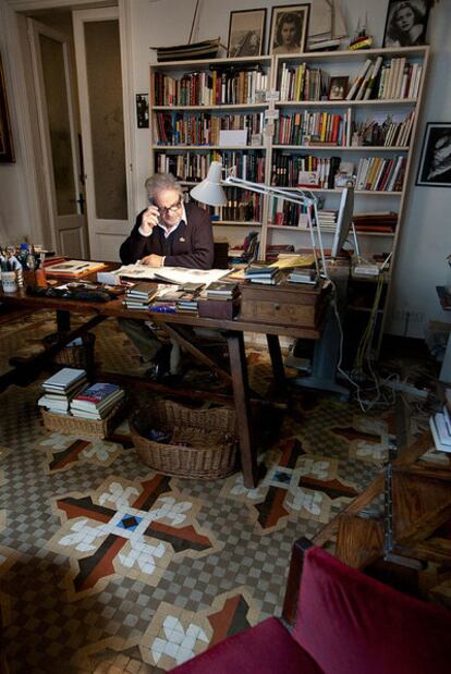 Juan Marsé tiene indizados 3.500 libros en su domicilio de Barcelona.