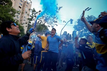 Hinchas del Boca Juniors se concentran en las inmediaciones del estadio 'La Bombonera', en Buenos Aires (Argentina), para despedir al club xeneize en el denominado "banderazo".