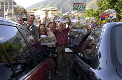 Un grupo de manifestantes en apoyo del vicealmirante Molina Tamayo reclaman la dimisión de Chávez.