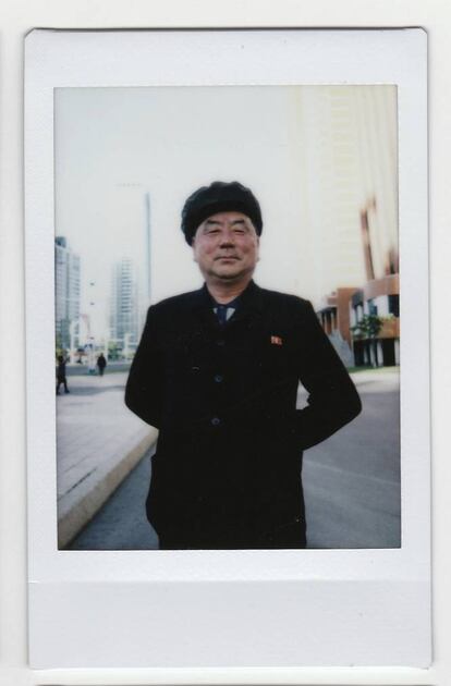 En esta imagen de mayo de 2016, Pak Su-won, un médico retirado, posa en la calle Mirae Scientists, una nueva zona en Pyongyang que alberga instituciones científicas. "Lo más importante para mi es dedicar lo que me queda de vida al líder, Kim Jong-un. Por él y por nuestra patria".