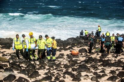 Los servicios de emergencias rescatando los cuerpos sin vida de dos inmigrantes que viajaban en la patera que naufragó frente a las costas de Lanzarote. Ya son cinco los fallecidos en este suceso. 