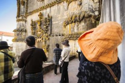 Turistas contemplan la ventana manuelina de Diogo de Arruda en el convento de Tomar.