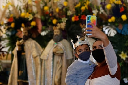 Una mujer y su hijo se toman una fotografía en la parroquia de los Santos Reyes, en la localidad de Cajijitlán, en Jalisco, México.