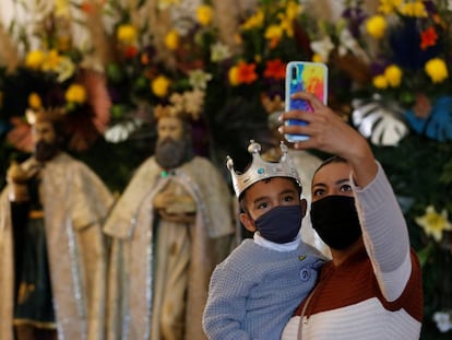 Una mujer y su hijo se toman una fotografía en la parroquia de los Santos Reyes, en la localidad de Cajijitlán, en Jalisco, México.