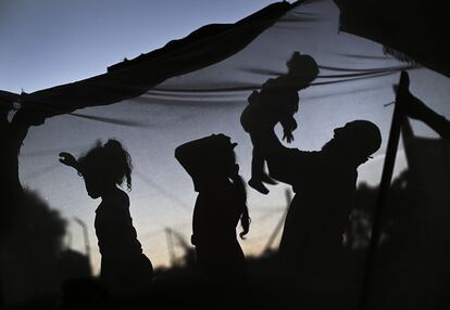 Una familia de palestinos refugiados juega fuera de su casa, en un área deprimida del pueblo de Al-Zaiton, en el centro de la Franja de Gaza, 5 de septiembre de 2013.