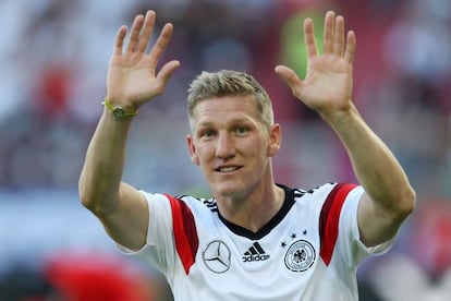 Basti&aacute;n Schweinsteiger (Es-bain-es-tai-ga)