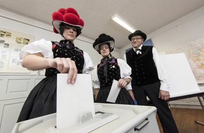 Varias personas vestidos con los trajes tradicionales de la zona de la Selva Negra, votan en Hornberg-Reichenbach (Alemania).