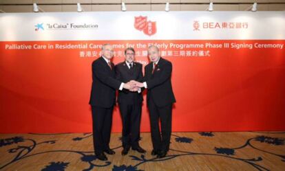 De izquierda a derecha, Isidro Fainé, presidente de la Fundación La Caixa; Ian Swan, comandante del Ejército de Salvación de Hong Kong, y David K. P. Li, presidente de The Bank of East Asia Charitable Foundation Limited.