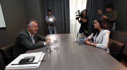 ngel Victor Torres (PSC) y Vidina Espino (Cs) durante su primer encuentro en Las Palmas.