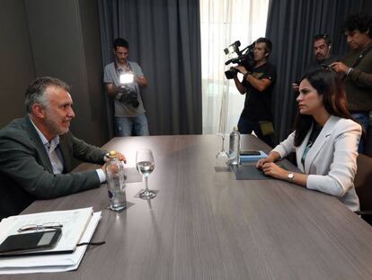 ngel Victor Torres (PSC) y Vidina Espino (Cs) durante su primer encuentro en Las Palmas.