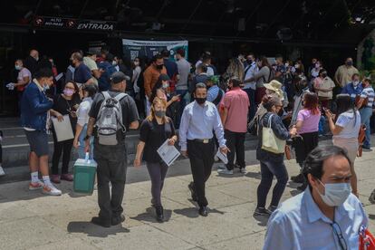 Largas filas de trabajadores se registran en el SAT para obtener la constancia de situación fiscal