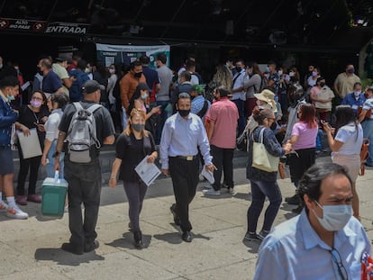 Largas filas de trabajadores se registran en el SAT de Reforma para obtener la constancia de situación fiscal, el 31 de mayo de 2022, en Ciudad de México.