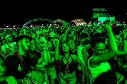 El público baila durante el festival.
