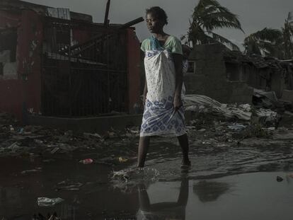 Una mujer en una calle inundada, en Beira, Mozambique.