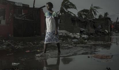 Una mujer en una calle inundada, en Beira, Mozambique.