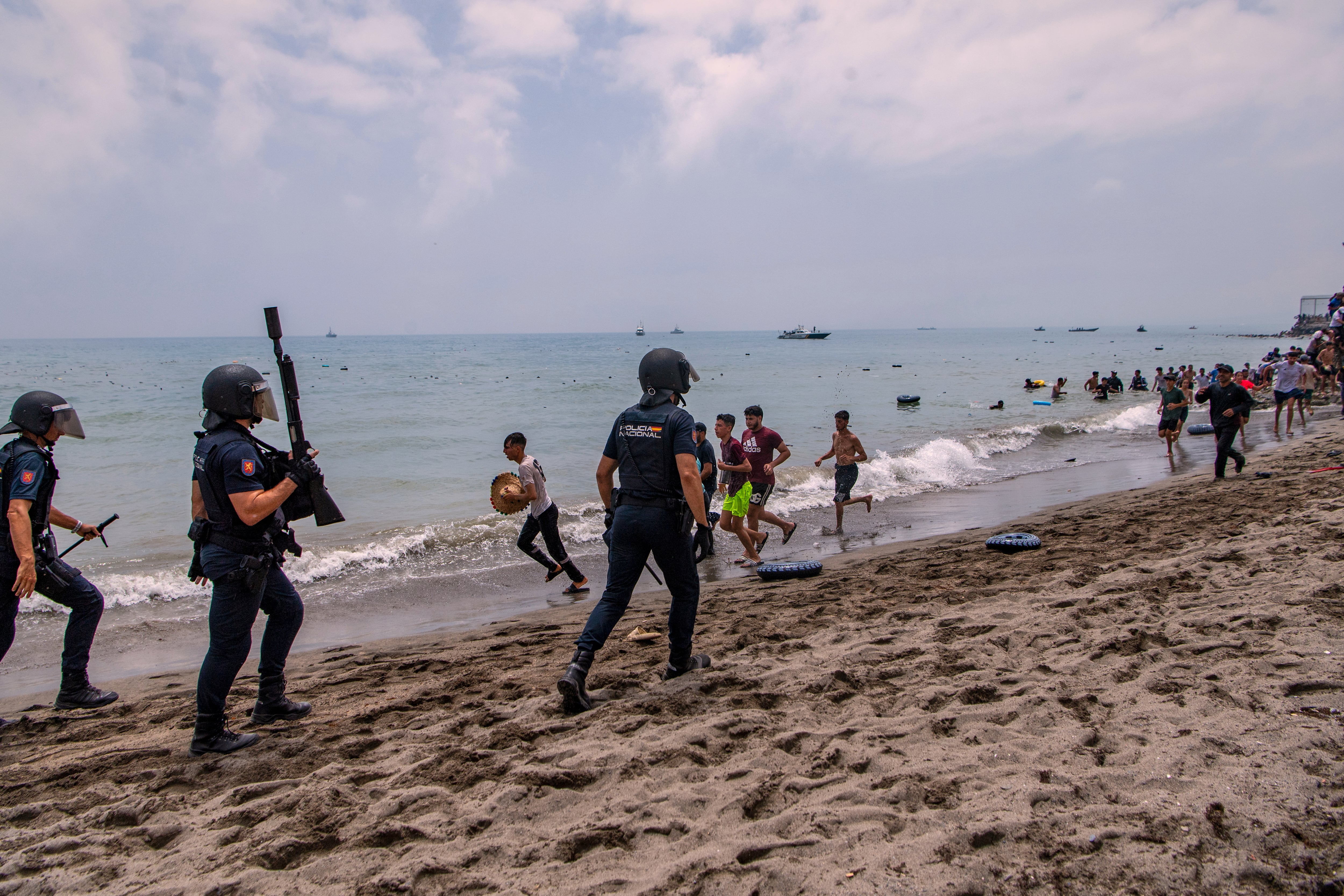 Última hora de la entrada de inmigrantes a Ceuta, en directo | El Gobierno moviliza al Ejército para hacer frente a la crisis en Ceuta