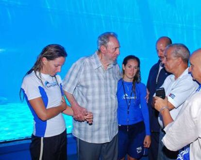 Castro junto a dos cuidadoras del acuario.