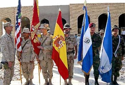 Abanderados de EE UU, España, El Salvador y Honduras, durante la ceremonia de traspaso del control de Nayaf a la Brigada Plus Ultra.