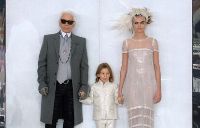 Hudson Kroenig, entre o estilista Karl Lagerfeld e a modelo Cara Delevingne, no encerramento de uma desfile da Dior.