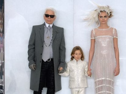 Hudson Kroenig, entre o estilista Karl Lagerfeld e a modelo Cara Delevingne, no encerramento de uma desfile da Dior.