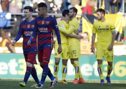 Messi y Neymar se lamentan tras una acción del partido.