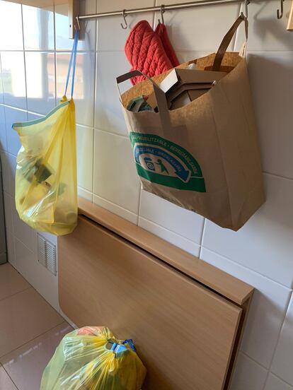 Una ubicación eficaz de las bolsas de envases y de los residuos de papel y cartón.