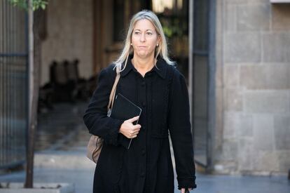 La consellera de Benestar i Família, Neus Munté, al Pati dels Tarongers, a punt per a la reunió de Govern.