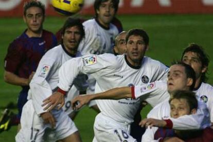 Sergio García, al fondo a la izquieda, observa la pelota ante una maraña de defensas del Getafe.