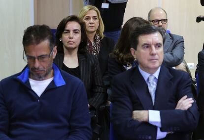 La infanta Cristina, Salvador Trinxet Llorca, Ana María Tejeiro Losada, Mercedes Coghen Alberdingk (tapada), Marco A. Tejeiro Losada i Jaume Matas (e-d, darrere-davant) al banc dels acusats a l'inici del judici pel 'cas Nóos', que jutja l'activitat de la fundació presidida pel cunyat del rei, Iñaki Urdangarin, i el presumpte desviament de 6,6 milions d'euros de fons públics.