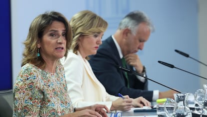 La vicepresidenta tercera y ministra para la Transición Ecológica y el Reto Demográfico, Teresa Ribera; la ministra portavoz, Pilar Alegría; y el ministro de Política Territorial y Memoria Democrática, Ángel Víctor Torres, este martes durante rueda de prensa posterior el Consejo de Ministros.