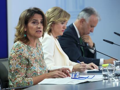 La vicepresidenta tercera y ministra para la Transición Ecológica y el Reto Demográfico, Teresa Ribera; la ministra portavoz, Pilar Alegría; y el ministro de Política Territorial y Memoria Democrática, Ángel Víctor Torres, este martes durante rueda de prensa posterior el Consejo de Ministros.