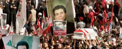 El ataud de Pierre Gemayel, con una bandera libanesa encima, es llevado hacia la Catedral de San Jorge, en Beirut.