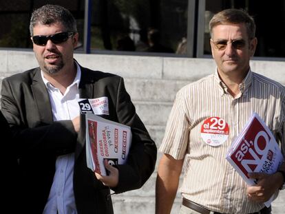 Unai Sordo y Dámaso Casado, a la derecha, tras presentar en el Gobierno vasco la convocatoria de huelga general para el 29-S.