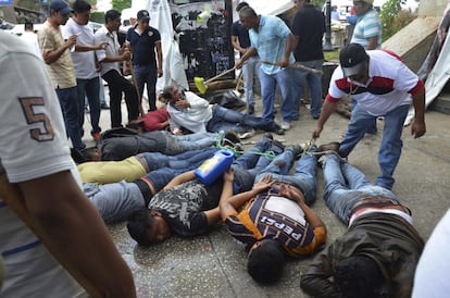 Enfrentamiento entre sindicatos de taxis rivales que luchan por los permisos, en Chilpancingo, México.
