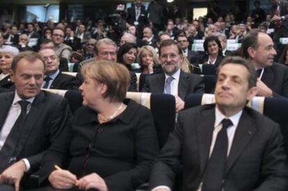 Mariano Rajoy sits behind German Chancellor Angela Merkel and French President Nicolas Sarkozy at the EPP meeting.