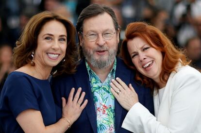 El director Lars von Trier junto a las actrices Sofie Grabol y Siobhan Fallon Hogan en el photocall de la película "The House That Jack Built" que se proyecta fuera de competición en el Festival de Cannes, el 14 de mayo de 2018.