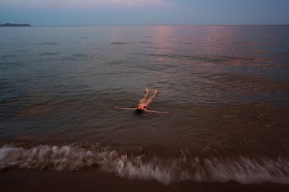 Una mujer se refresca en la playa de Sant Pere Pescador, Girona (España), el lunes.