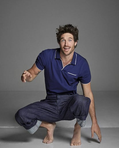 Justice Joslin lleva polo azul con ribetes blancos y aire ‘retro’ Cortefiel. El vaquero sin lavar es Emporio Armani.