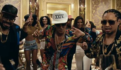 Bruno Mars en el videoclip de su nueva canción '24K Magic'.