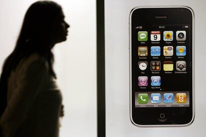 El primer iPhone salió a la venta en todo el mundo el 11 de julio de 2008. La revista Time lo nombró invento del año 2007