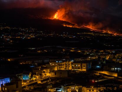 The volcanic eruption of Cumbre Vieja, in La Palma, seen from Los Llanos on Tuesday.