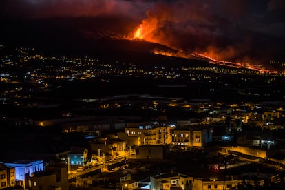 The volcanic eruption of Cumbre Vieja, in La Palma, seen from Los Llanos on Tuesday.