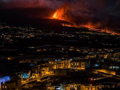 The volcanic eruption of Cumbre Vieja, in La Palma, seen from Los Llanos on Tuesday.