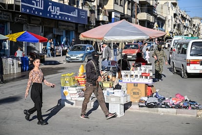 En el barrio predominantemente alauita de Zahra, nuevos combatientes de la seguridad general mantienen el orden, en una fotografía del 16 de marzo de 2025.