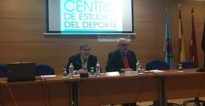 Jaime Lissavetzky, a la izquierda durante la presentación del centro deportivo.