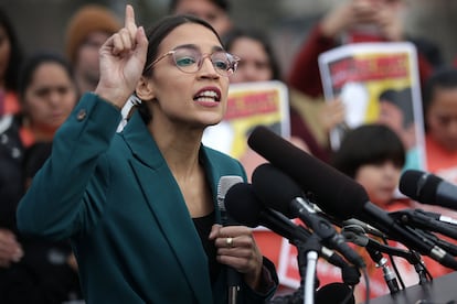 La congresista más joven de la historia de Estados Unidos y referente indiscutible de la izquierda milénica, Alexandria Ocasio-Cortez, ha puesto patas arriba Washington D.C. con sentencias como esta: "Si reclamas el final de los disturbios, pero no reclamas el fin de las condiciones que crearon estos disturbios, entonces eres un hipócrita”.