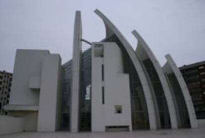 La Iglesia del Jubileo o del Dios Padre Misericordioso, construida en 2013 por el arquitecto Richard Meier. 