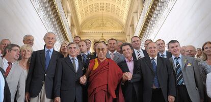 El líder espiritual tibetano rodeado de diputados y senadores franceses en París