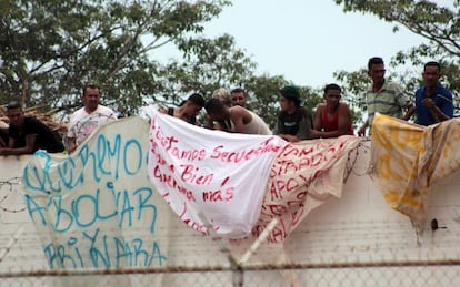 Un grupo de reclusos en el techo del penal de Sabaneta protestan contra los traslados y exigen mayor seguridad para los visitantes.