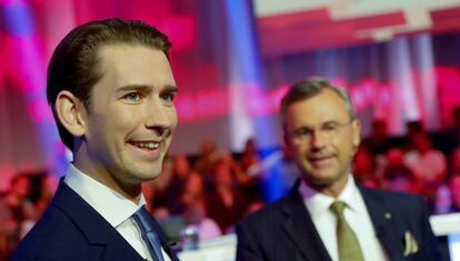 El conservador Sebastian Kurz sonríe junto al nuevo líder de la ultraderecha, Norbert Hofer, antes de un debate electoral en Viena el 22 de septiembre.